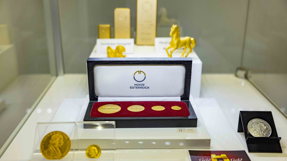 Goldbarren und Goldmünzen